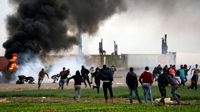 palestinian protesters clash with israeli forces near the israel gaza border east of the southern gaza strip city of khan yunis on december 10 2017 with israeli heavy machinery seen on the other side of the border after a tunnel was discovered in the area new protests flared in the middle east and elsewhere over us president donald trump s december 6 declaration of jerusalem as israel s capital a move that has drawn global condemnation and sparked days of unrest in the palestinian territories photo afp