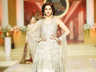 saba qamar keeps the show going despite runway fall saba qamar keeps the show going despite runway fall