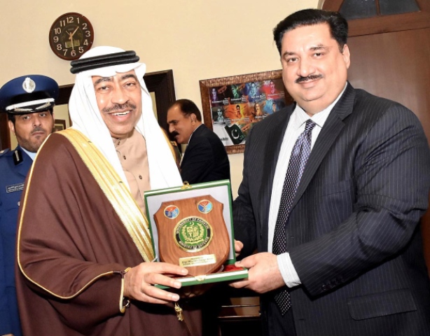 defence minister khurram dastgir presents a shield to saudi deputy defence minister muhammad bin abdullah photo nni