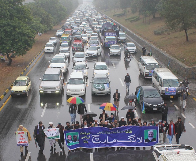 protesters marching on islamabad highway to reach d chowk on tuesday photo online