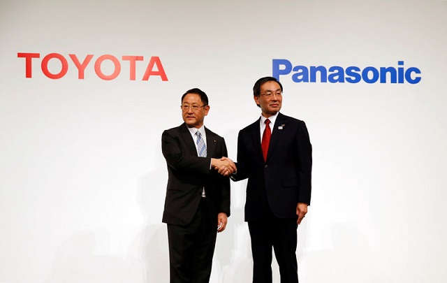 toyota motor corp president akio toyoda l and panasonic corp president kazuhiro tsuga attend a photo session after a joint news conference in tokyo japan december 13 2017 photo reuters