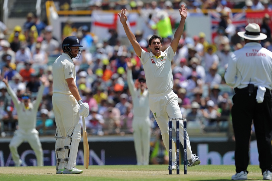 australia 039 s mitchell starc appeals for a wicket on day two of the third ashes cricket test match between england and australia in perth on december 15 2017 photo afp