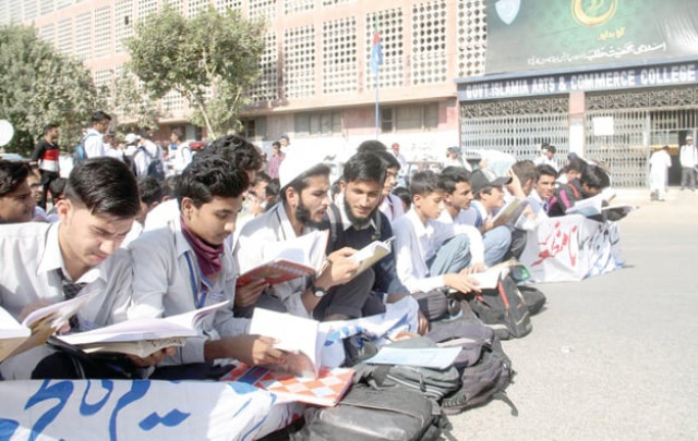 protest students of islamia college take to the roads in wake of the government s decision to transfer the varsity s control to the islamic education trust photo online protest students of islamia college take to the roads in wake of the government s decision to transfer the varsity s control to the islamic education trust photo online
