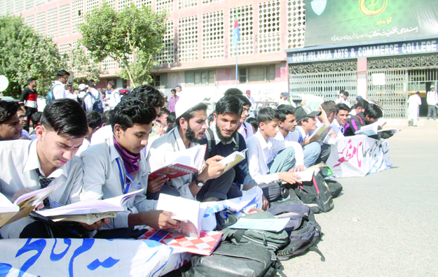 protest students of islamia college take to the roads in wake of the government s decision to transfer the varsity s control to the islamic education trust photo online