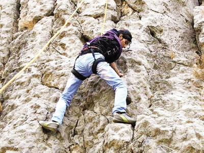 youngsters climb rocks to learn about mountaineering