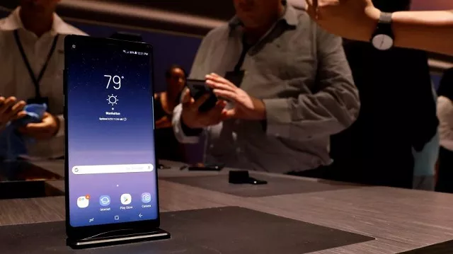 guests use the new galaxy note 8 smartphone during the company 039 039 s launch event in new york photo reuters guests use the new galaxy note 8 smartphone during the company 039 039 s launch event in new york photo reuters