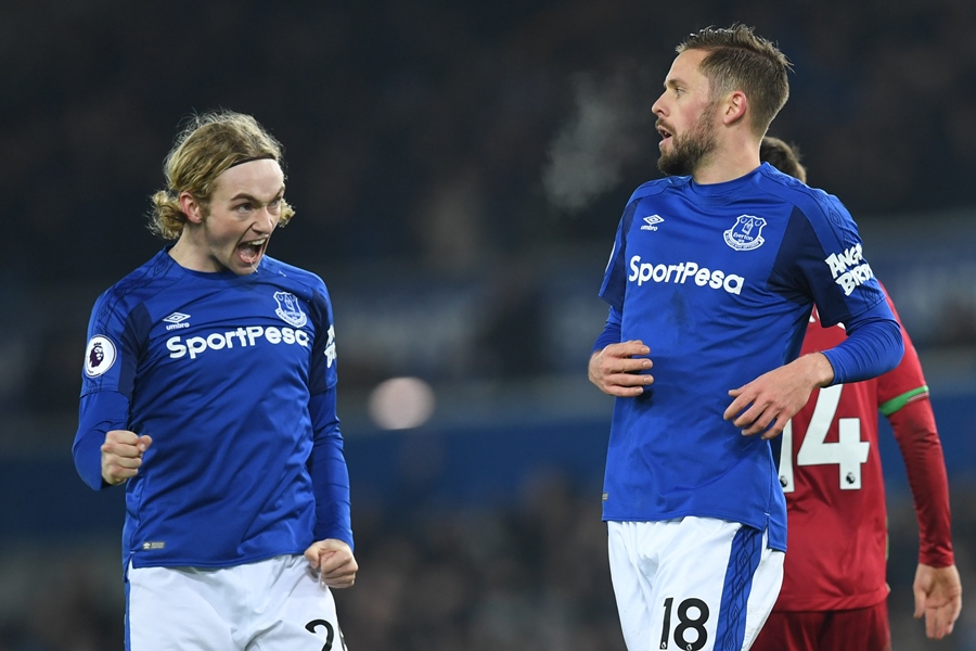 everton 039 s icelandic midfielder gylfi sigurdsson r celebrates scoring the second goal with everton 039 s english midfielder tom davies during the english premier league football match between everton and swansea city at goodison park in liverpool north west england on december 18 2017 photo afp