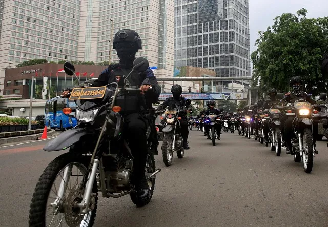 mobile brigade policemen on motorbikes ride through the business district ahead of the christmas and new year celebrations in jakarta indonesia december 21 2017 photo reuters mobile brigade policemen on motorbikes ride through the business district ahead of the christmas and new year celebrations in jakarta indonesia december 21 2017 photo reuters