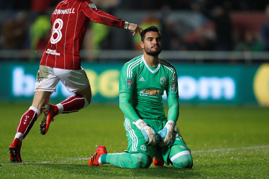 manchester united 039 s sergio romero looks dejected after bristol city 039 s joe bryan scores their first goal on november 20 2017 photo reuters