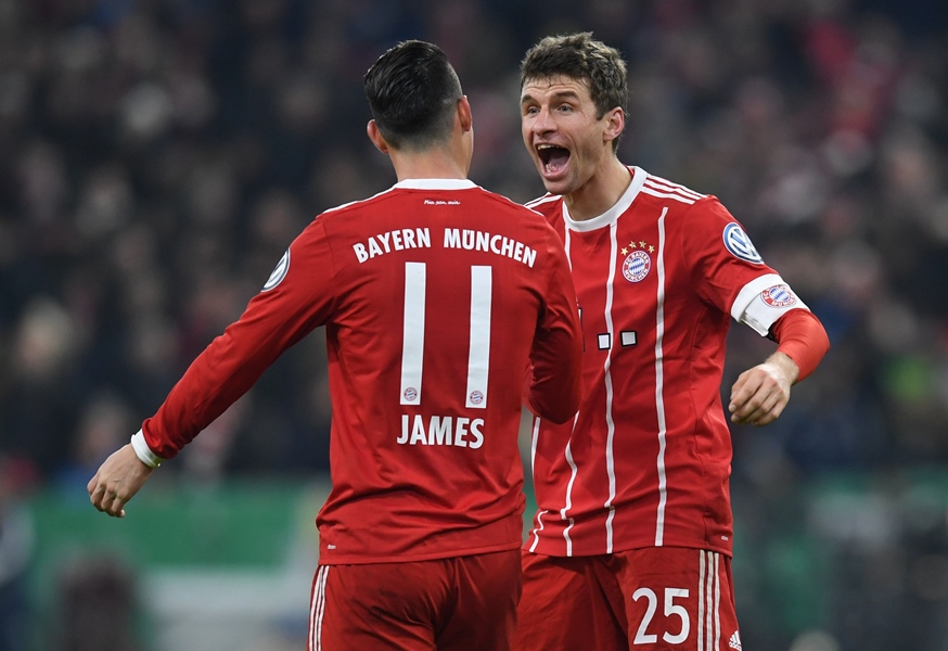 bayern munich 039 s striker thomas mueller r is conngratulated by his teammate colombian james rodriguez l after scoring the second goal during the german football cup dfb pokal round of sixteen match bayern munich vs borussia dortmund on december 20 2017 in munich bayern munich 039 s striker thomas mueller r is cnongratulated by his teammate colombian james rodriguez l after scoring the second goal during the german football cup dfb pokal round of sixteen match bayern munich vs borussia dortmund on december 20 2017 in munich photo afp