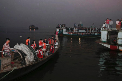 philippine ferry capsizes with 251 on board four reported dead
