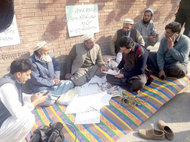 mpa sahibzada sanaullah continues his sit in outside the civil secretariat photo express mpa sahibzada sanaullah continues his sit in outside the civil secretariat photo express