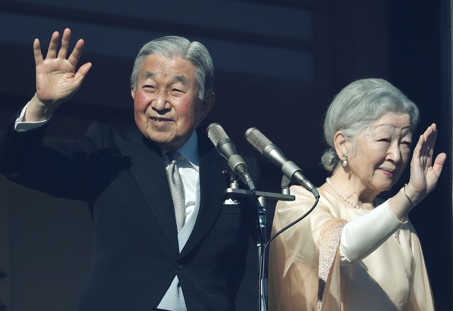 japan 039 s emperor akihito flanked by empress michiko waves to well wishers who gathered at the imperial palace to mark his 84th birthday in tokyo japan december 23 2017 photo reuters