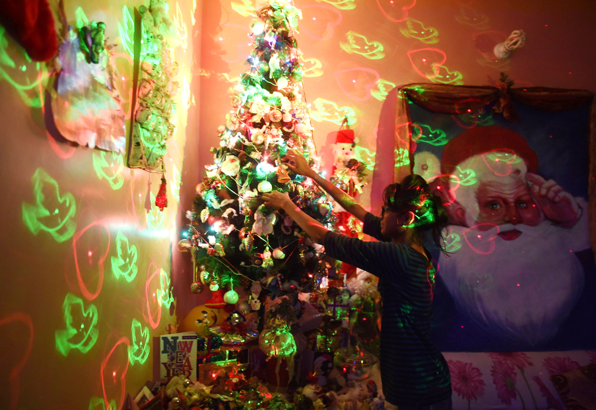 a pakistani christian decorates a christmas tree in karachi on december 24 2014 photo afp