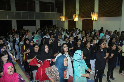 girls prepare themselves for street crimes