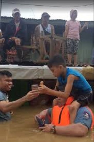 emergency officers rescue residents stranded during a flood in cagayan de oro mindanao the philippines photo reuters supplied to reuters via third party emergency officers rescue residents stranded during a flood in cagayan de oro mindanao the philippines photo reuters supplied to reuters via third party