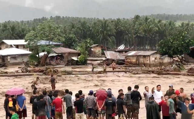 people attempt to rescue flood victims in lanao del norte philippines in this december 22 2017 photo obtained from social media photo via reuters people attempt to rescue flood victims in lanao del norte philippines in this december 22 2017 photo obtained from social media photo via reuters