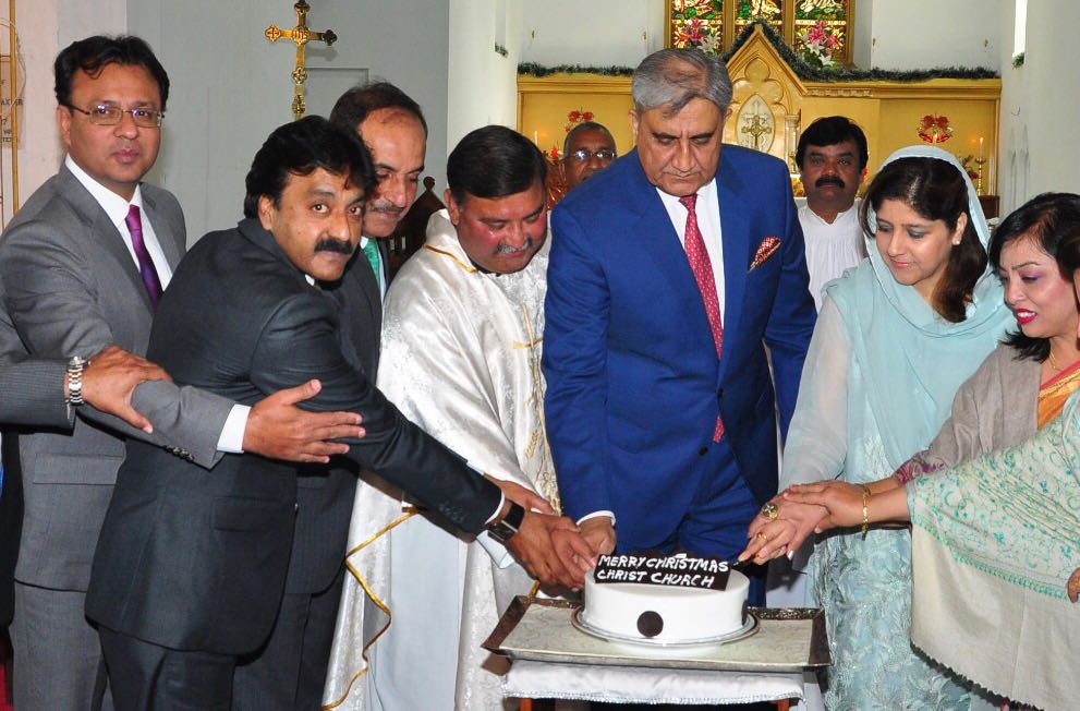 coas general qamar javed bajwa cuts a christmas cake at the christ church in rawalpindi on monday photo ispr