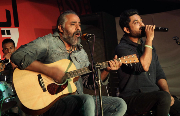 singer saif samejo performs at the concluding ceremony of the ayaz melo on monday photo online