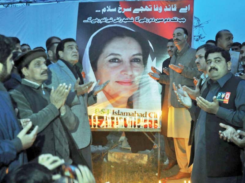 people offer fateha for benazir bhutto in islamabad photo zafar aslam express