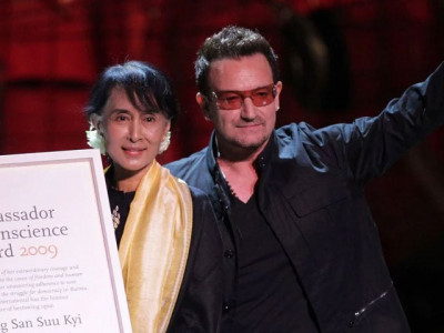 aung san suu kyi should quit over deadly campaign against rohingya muslims says u2 frontman aung san suu kyi should quit over deadly campaign against rohingya muslims says u2 frontman