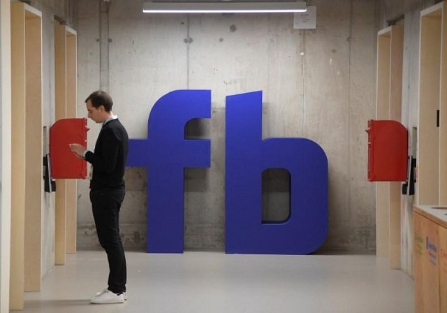 a man waits for an elevator in front of a logo at facebook 039 s headquarters in london britain december 4 2017 photo reuters