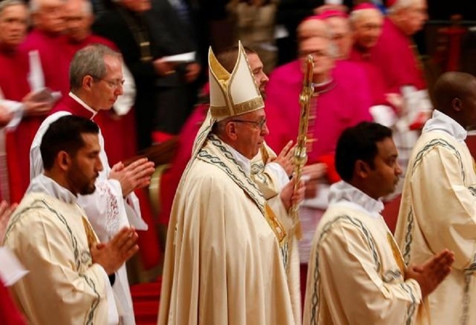 pope francis arrives to lead the first vespers and te deum prayer in saint peter 039 s basilica at the vatican december 31 2017 photo reuters