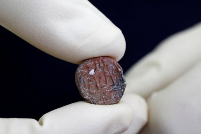 israeli archaeologists find 2 700 year old governor of jerusalem seal impression