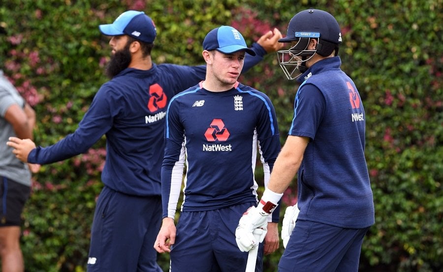 england spinner mason crane c speaks to captain joe root r as teammate moeen ali l bowls in the cricket nets during training at the scg in sydney on january 3 2018 a day ahead of the start of the fifth ashes cricket test match against australia photo afp