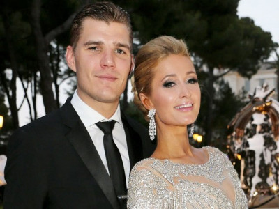 paris hilton engaged to beau chris zylka paris hilton engaged to beau chris zylka