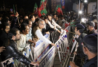 pti protesters clash with police in karachi arif alvi briefly detained pti protesters clash with police in karachi arif alvi briefly detained