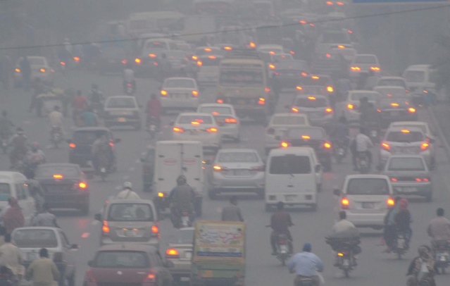 motorists drive with fog lights on as lahore is enveloped in dense smog photo ppi