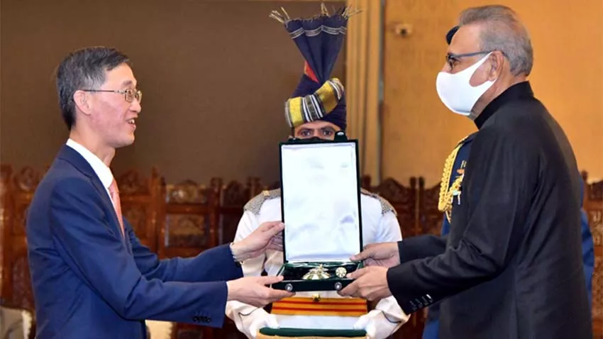 president dr arif alvi has conferred hilal e pakistan award on outgoing chinese ambassador to pakistan yao jing photo rp president dr arif alvi has conferred hilal e pakistan award on outgoing chinese ambassador to pakistan yao jing photo rp