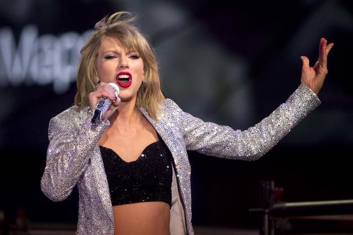 taylor swift performs in times square on new year 039 s eve in new york new york u s december 31 2014 photo reuters