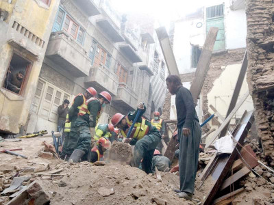 tragic collapse three minors among six crushed under building