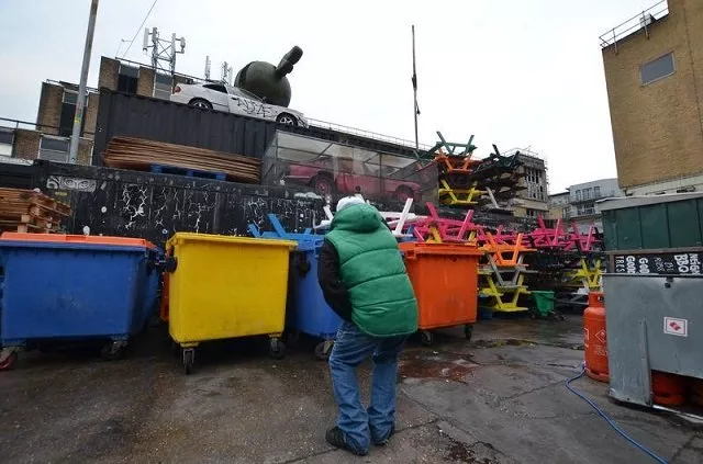 pete a homeless man working as a tourist guide for social enterprise unseen tours points at a street art installation near brick lane london britain on november 11 2017 photo reuters pete a homeless man working as a tourist guide for social enterprise unseen tours points at a street art installation near brick lane london britain on november 11 2017 photo reuters