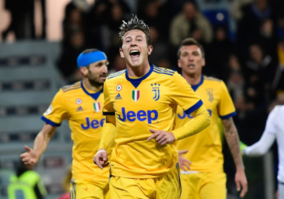 bernardeschi strike keeps juventus on napoli s trail