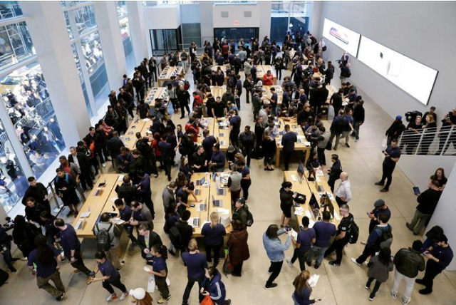 customers arrive to purchase an iphone x at an apple store in new york us november 3 2017 photo reuters