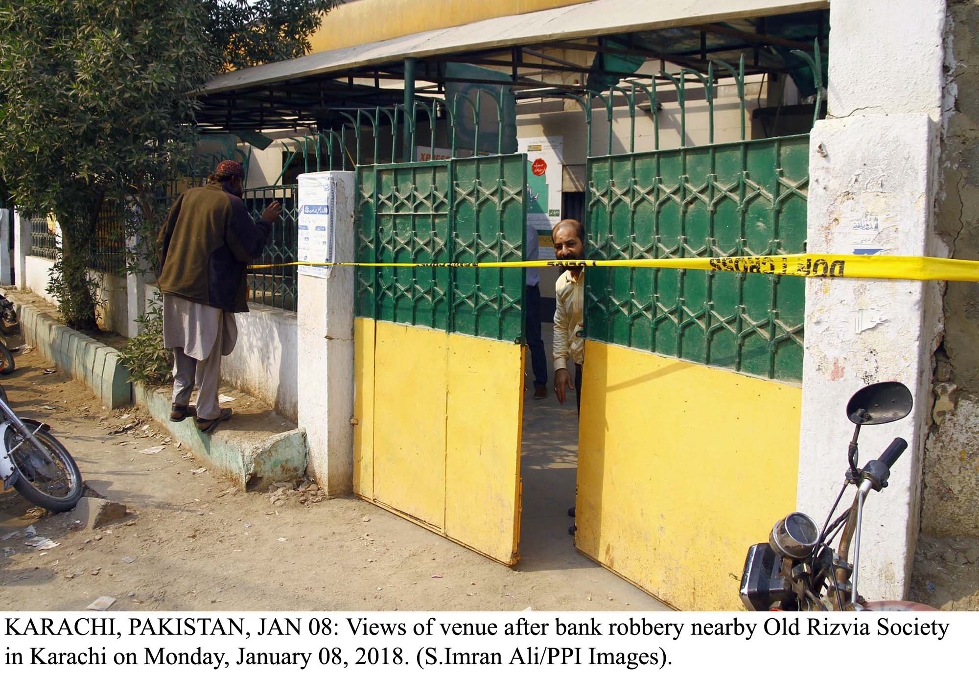 police suspect the bank 039 s day shift security guard was involved in the heist photo ppi