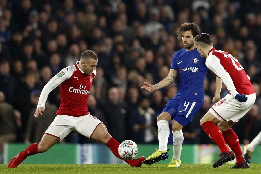 arsenal 039 s english midfielder jack wilshere l vies with chelsea 039 s spanish midfielder cesc fabregas c during the english league cup semi final first leg football match between chelsea and arsenal at stamford bridge in london on january 10 2018 photo afp