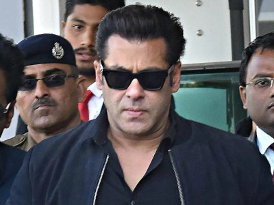 race 3 shooting stalled after armed men reach sets