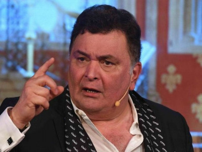 rishi kapoor ridicules young girl for asking to take a picture with him rishi kapoor ridicules young girl for asking to take a picture with him