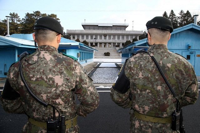 south korean soldiers stand guard at the truce village of panmunjom in the demilitarised zone separating the two koreas south korea january 9 2018 photo reuters