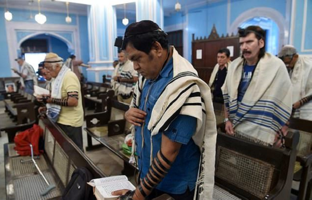 members of india 039 s tiny jewish community pray at the magen david synagogue in mumbai photo afp