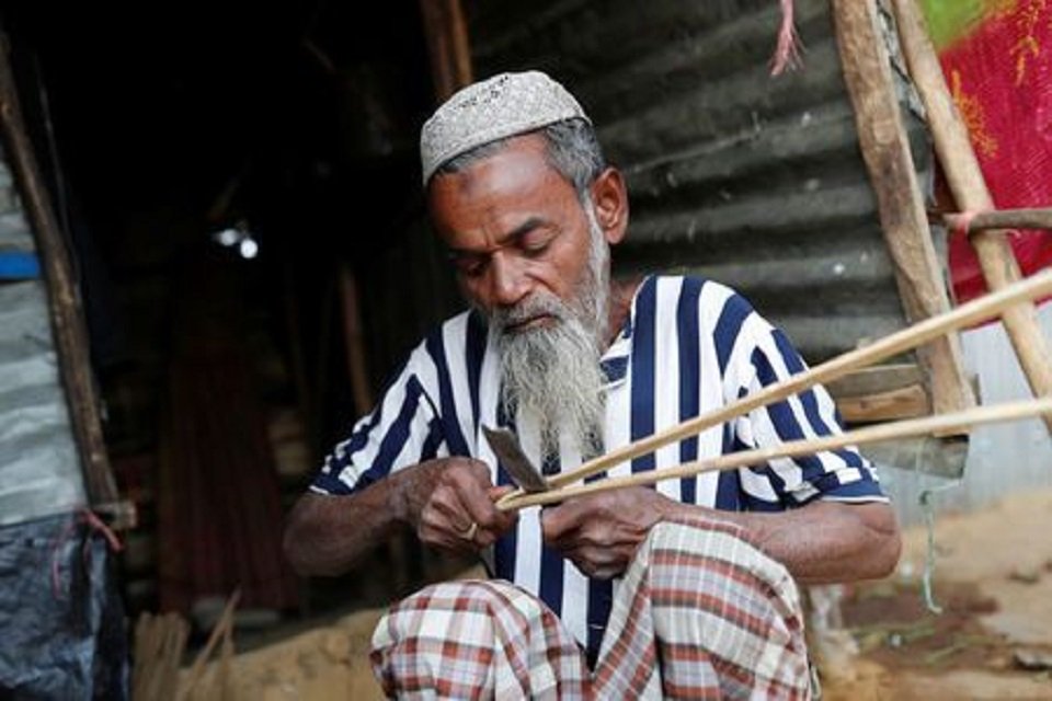 hamid hussain a 71 year old rohingya refugee cuts firewood after an interview with reuters at kutupalong camp near cox 039 s bazar bangladesh january 13 2018 picture taken january 13 2018 photo reuters