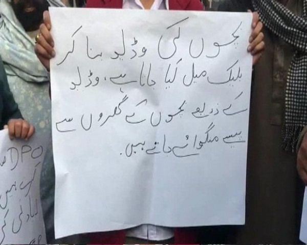 victims and their families protest against pedophile blackmailers in mandi bahauddin on sunday photo express screengrab victims and their families protest against pedophile blackmailers in mandi bahauddin on sunday photo express screengrab