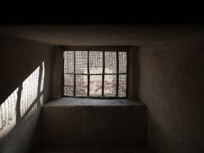 inmates drug guards abseil from india jail using bed sheets inmates drug guards abseil from india jail using bed sheets