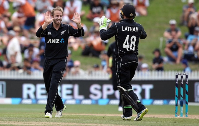 new zealand 039 s kane williamson l and tom latham r celebrate the wicket of pakistan 039 s haris sohail during the forth one day international cricket match between new zealand and pakistan at seddon park in hamilton on january 16 photo afp new zealand 039 s kane williamson l and tom latham r celebrate the wicket of pakistan 039 s haris sohail during the forth one day international cricket match between new zealand and pakistan at seddon park in hamilton on january 16 photo afp
