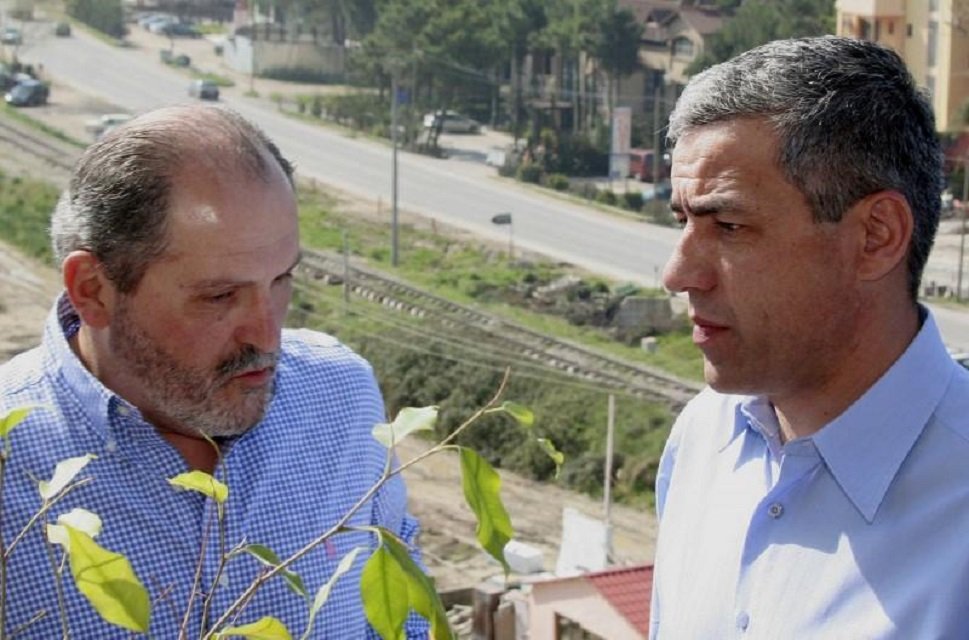 head of kosovo serb delegation oliver ivanovic r speaks with veton surroi member of the kosovo albanians delegation and leader of 039 ora 039 movement in kosovo in durres albania some 40 km 25 miles from tirana march 27 2006 photo reuters