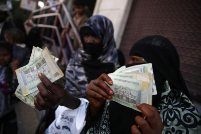 yemen seeks saudi cash as plunging currency deepens war woes yemen seeks saudi cash as plunging currency deepens war woes